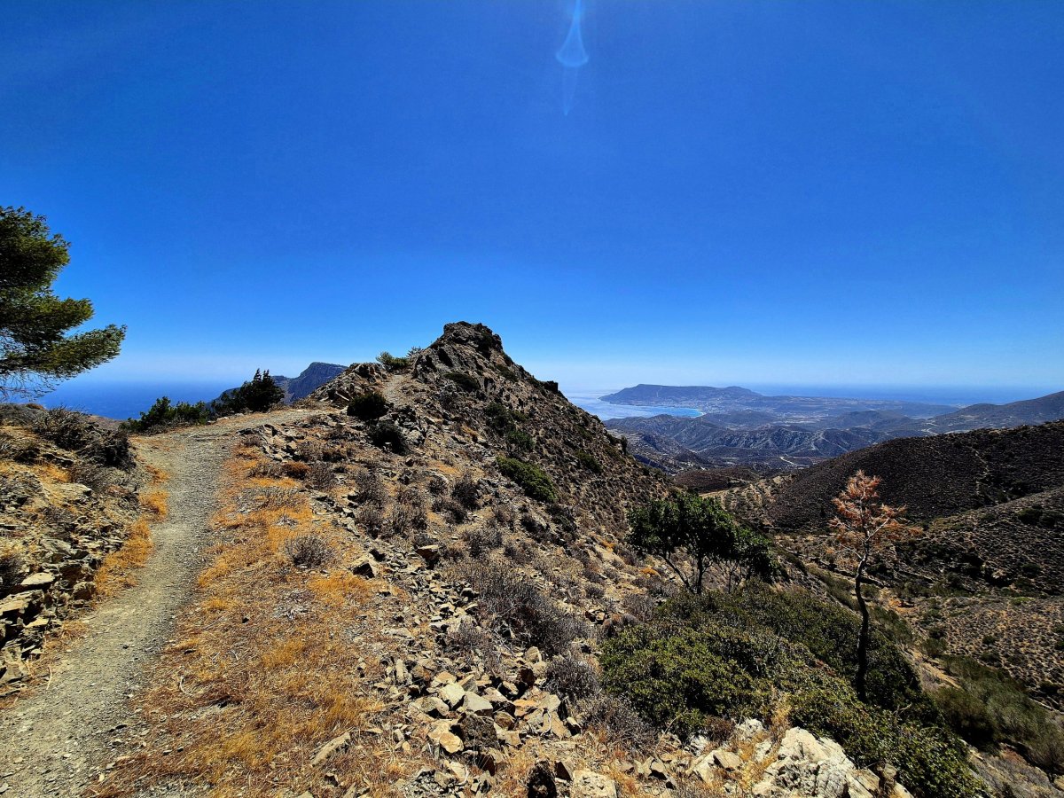 Cesta ke kostelíku u Volosu