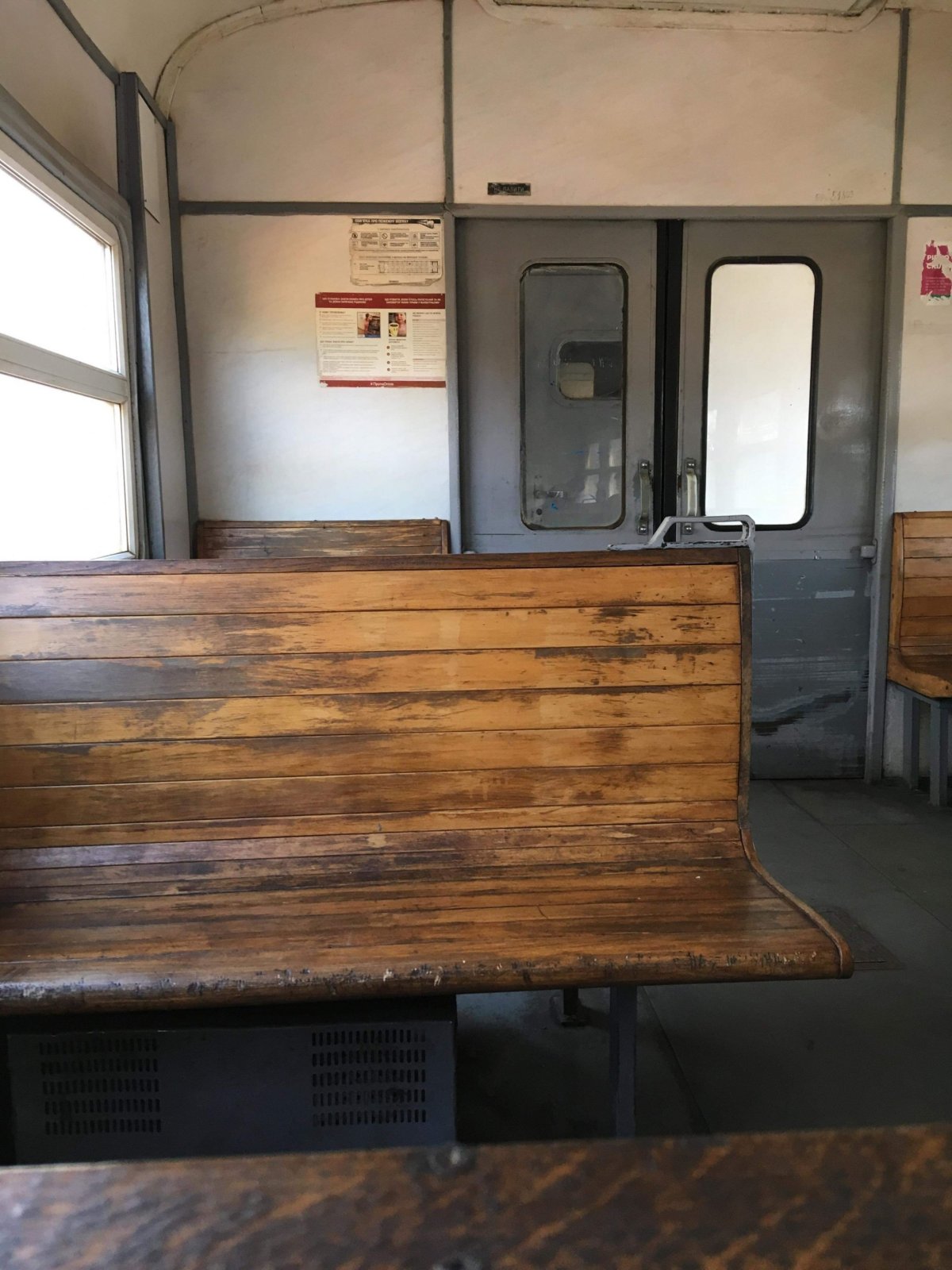 Dřevěné lavice ve vlaku do Užhorodu