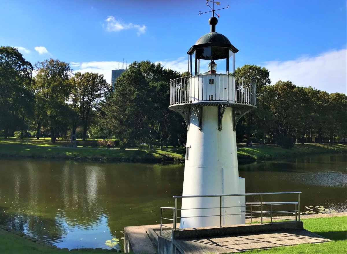 Kanál má i svůj přístav s majákem.