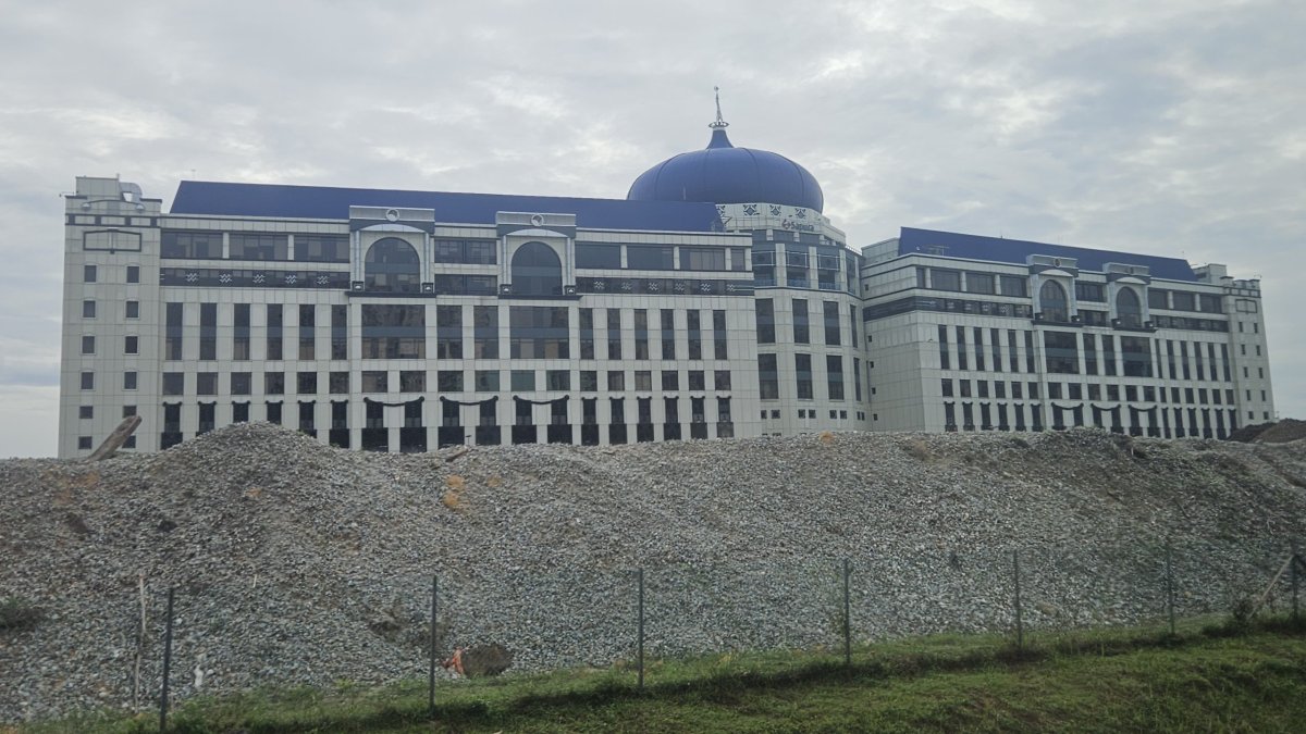 Cestou vlakem z letiště - předměstí Kuala Lumpur