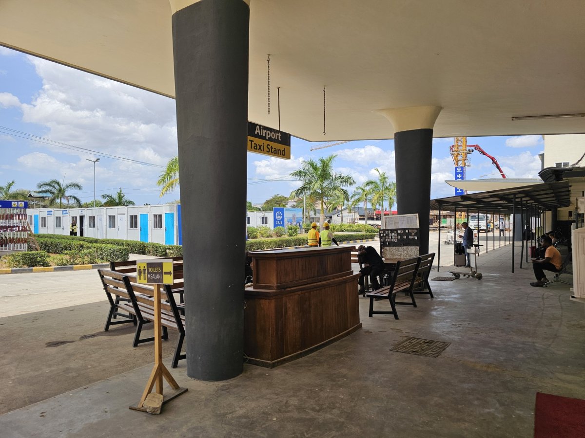 Stanoviště taxi před terminálem 1