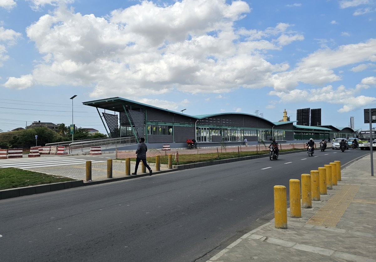Zastávka autobusů UDART na hlavní silnici