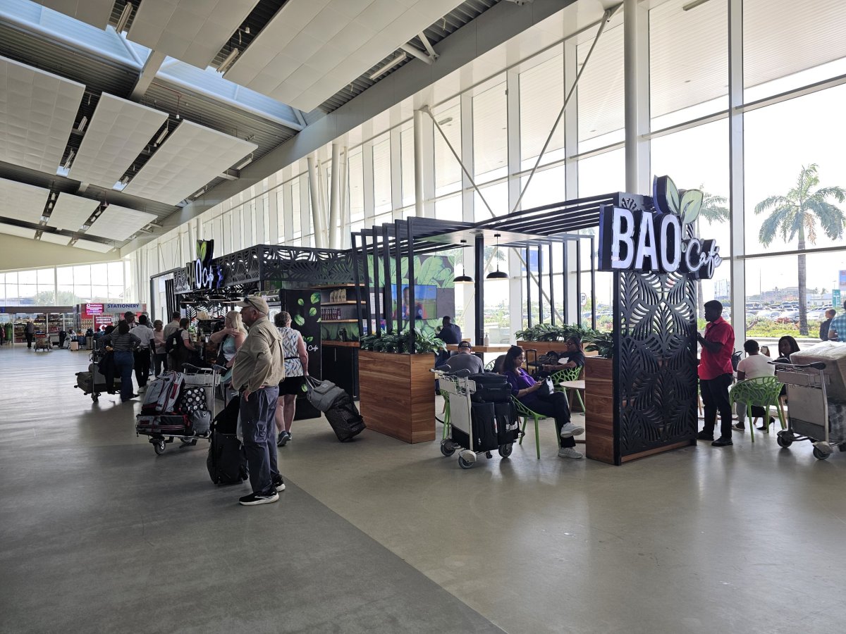 Kavárna, veřejná část, terminál 3