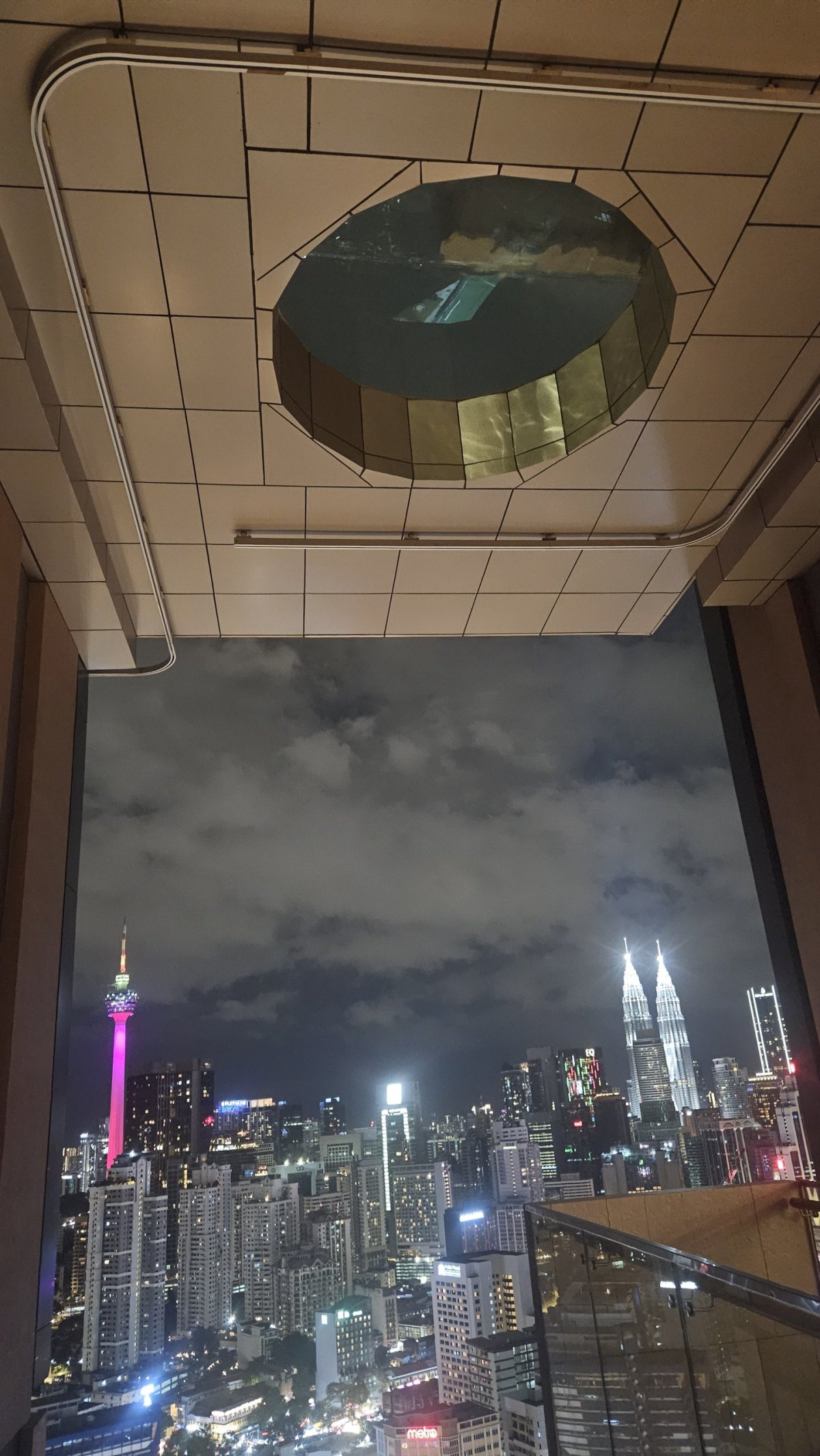 Průhled dnem bazénu ve 35. patře