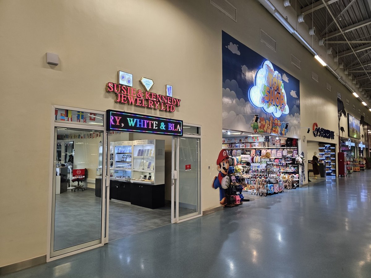 Obchody, tranzitní část, terminál 3