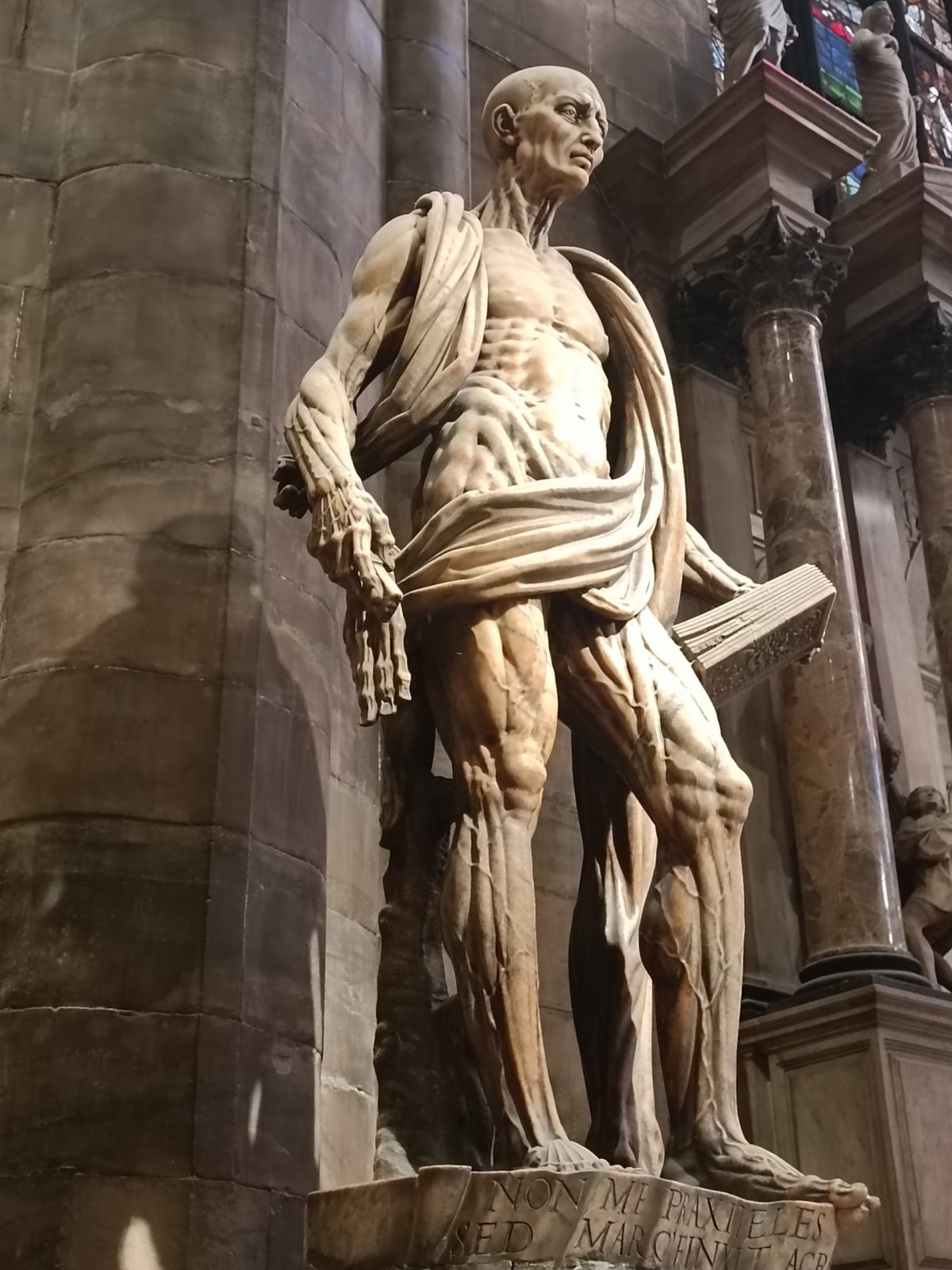 Sv. Bartoloměj, kterého římané stáhli z kůže a tu mu omotali okolo krku