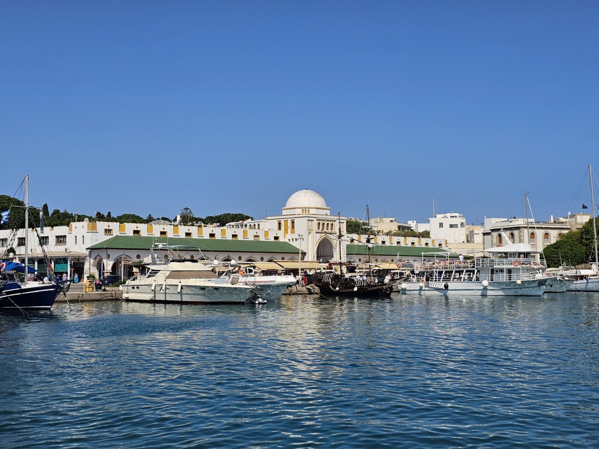 Nea Agora a přístav Mandraki