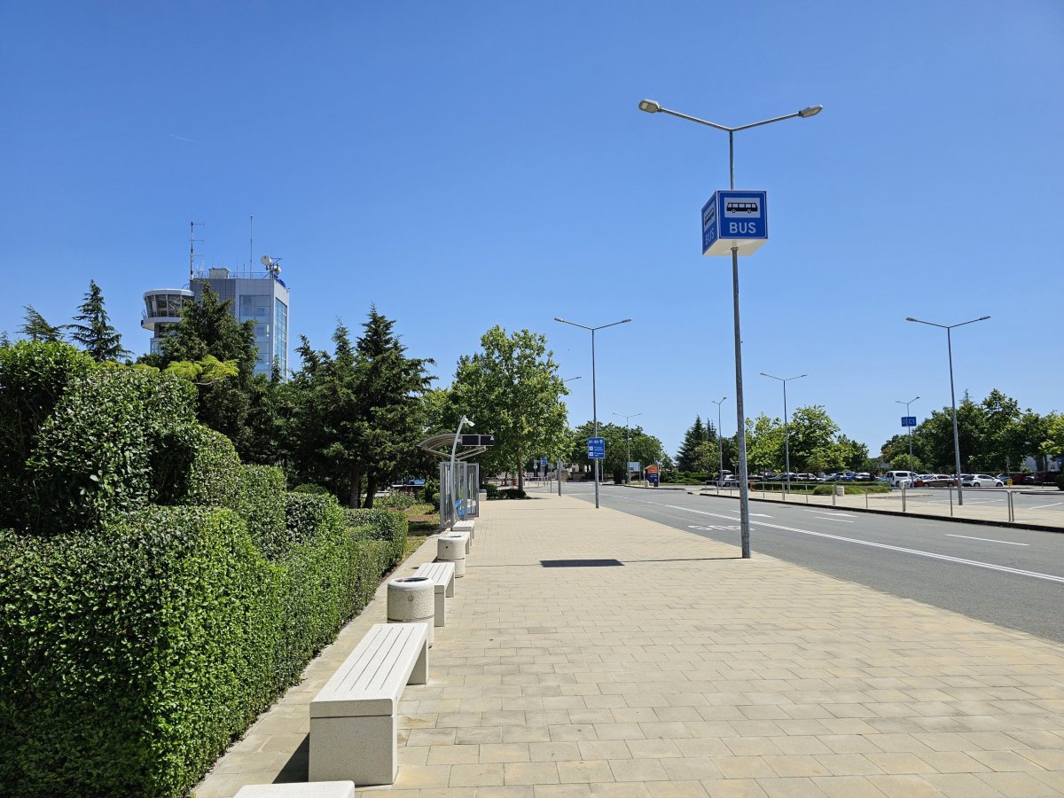 Zastávka u terminálu - linka 15 směr Sarafovo, linka 15A směr centrum Burgasu