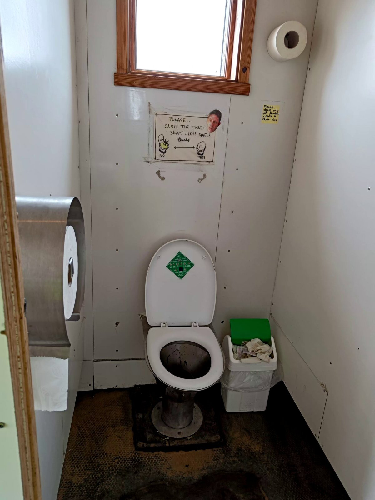 Záchody v kempu Hrafntinnusker - čpavek :)