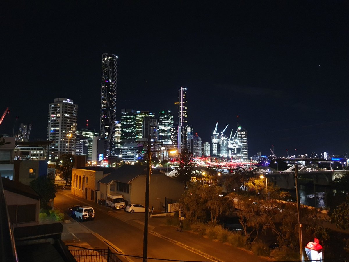 Výhled na noční Brisbane z ubytování.