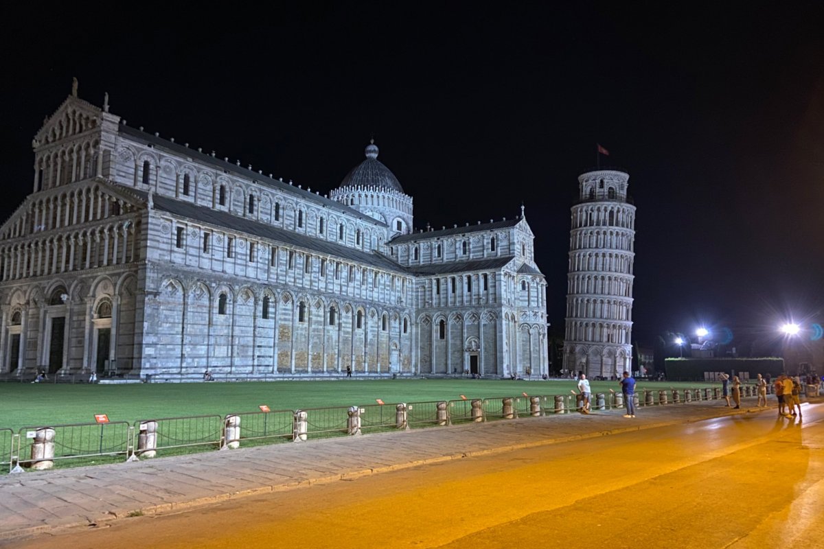 Noční pohled na katedrálu a věž