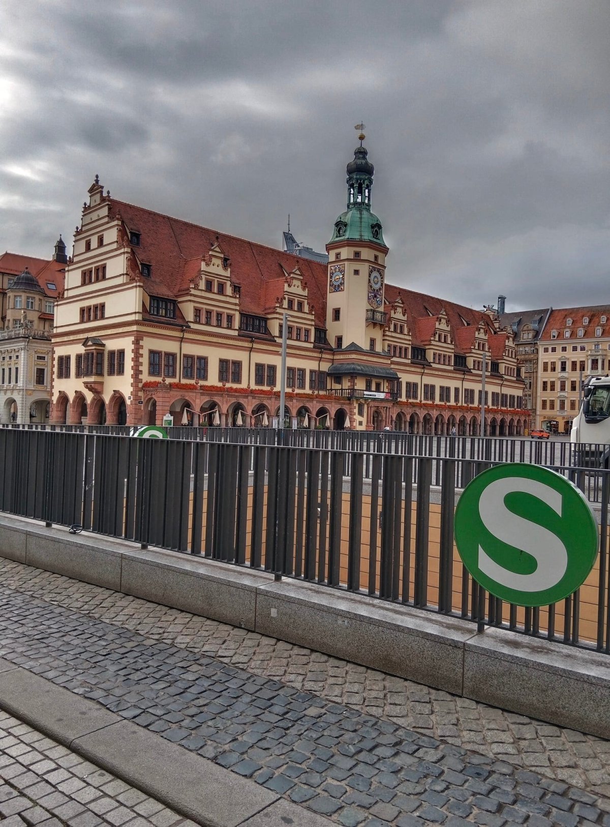 Stanice Sbahnu v Lipsku a rathaus (radnice Lipsko) 