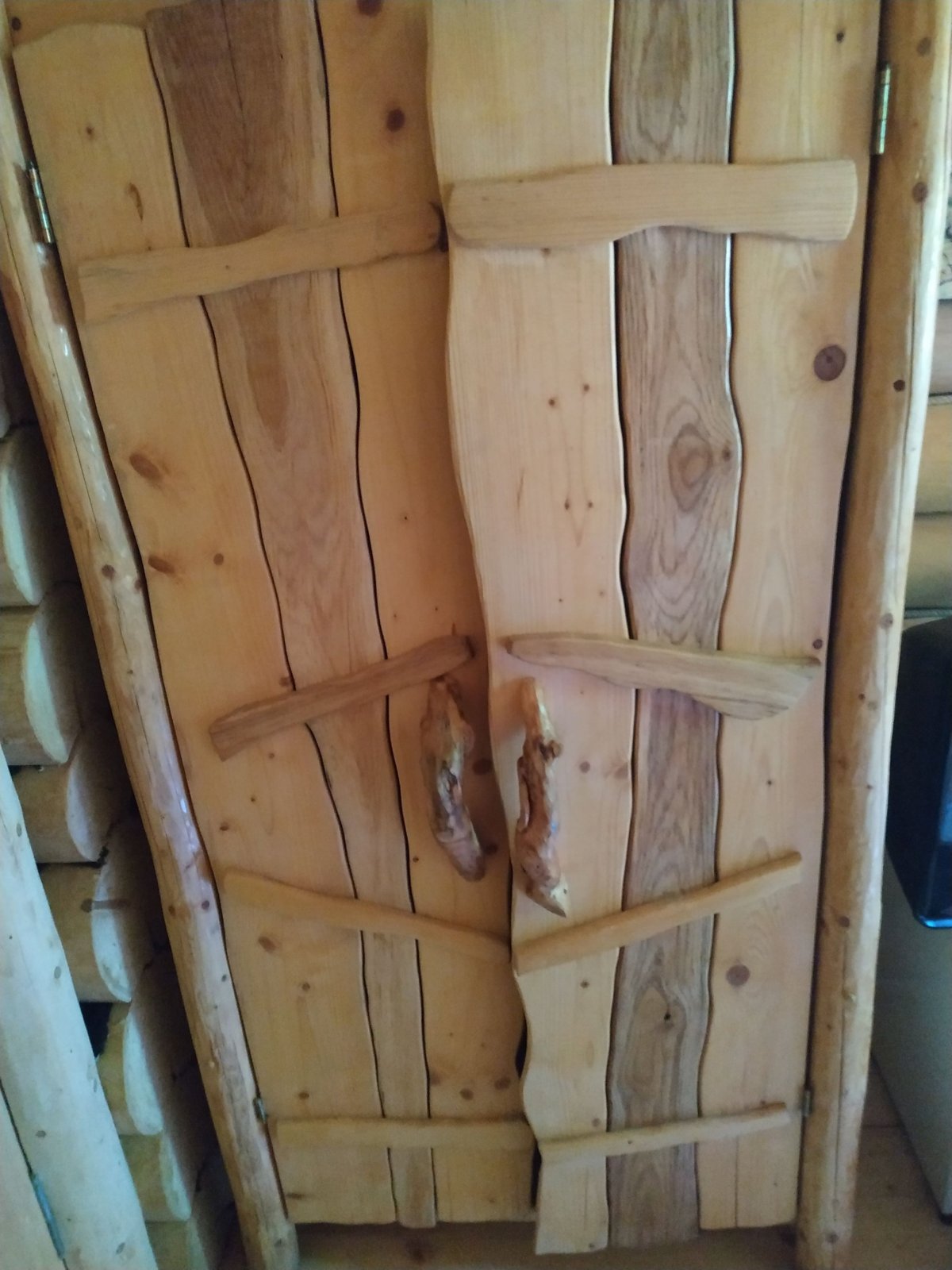 Stylová dřevěná skříň