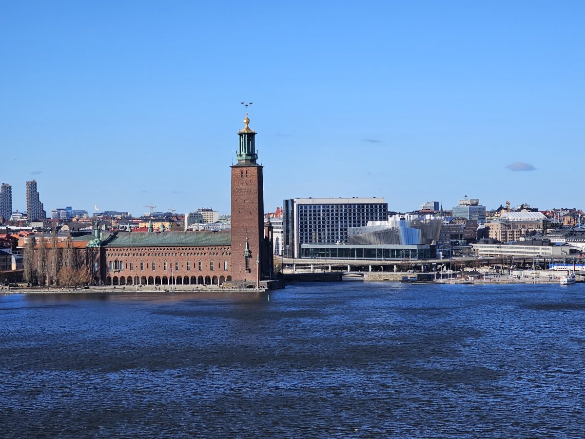 Výhled z Mariaberget na Stockholmskou radnici