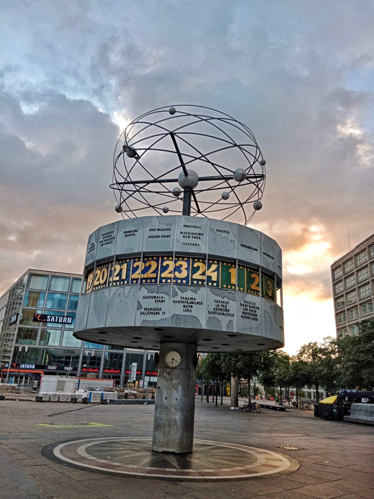 Světový čas památník postevný za NDR zobrazující 24 časových pásem 