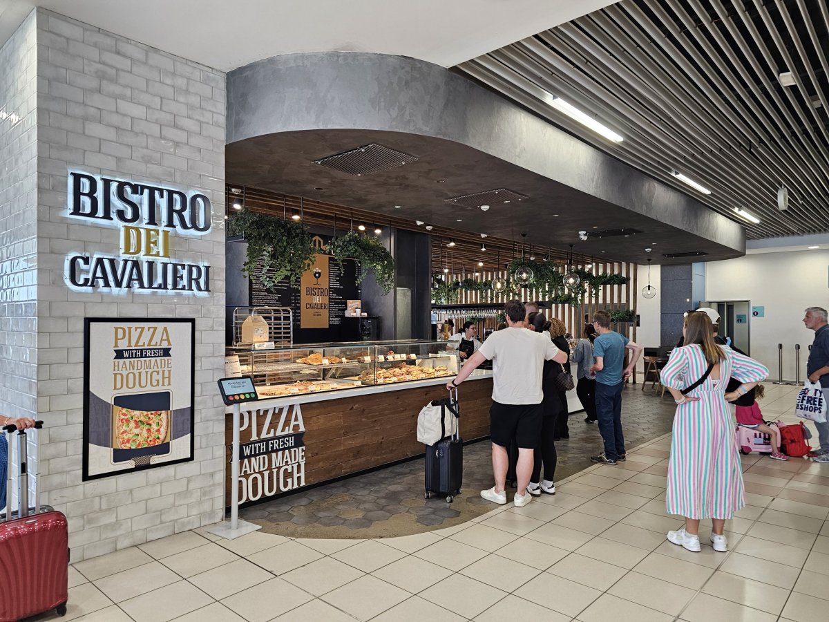 Bistro dei Cavalieri, tranzitní zóna