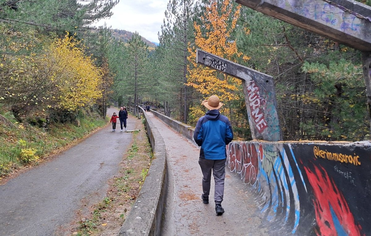 Pozůstatky tělesa bobové dráhy z Olympiády 1984