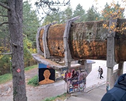 Chátrající masivní železobetonová konstrukce