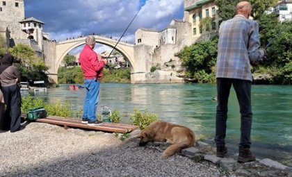 Místní rybáři a typicky povalující se psi