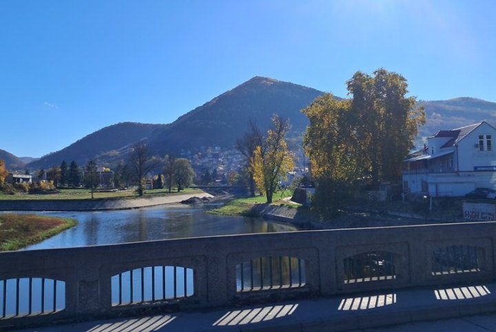 A pohled za údajnou "pyramidu slunce" za jasného dne