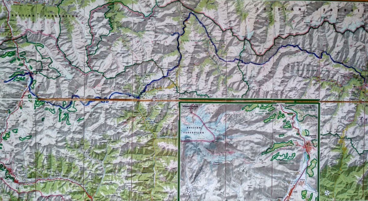 Mapa naší trasy (vyznačena modře) z Omala (vpravo) do Stepantsmindy a pod Kazbek (vlevo)