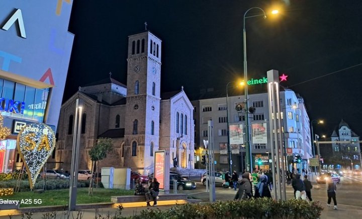 jeden z mála křesťanských kostelů v centru Sarajeva