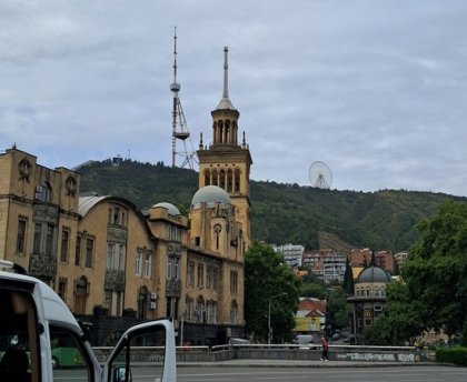 Místní architektura ve čtvrti Rustaveli, na kopci vysílací vež a zábavní park