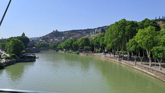 Řeka Kur, je patrno, že Tbilisi leží v údolí