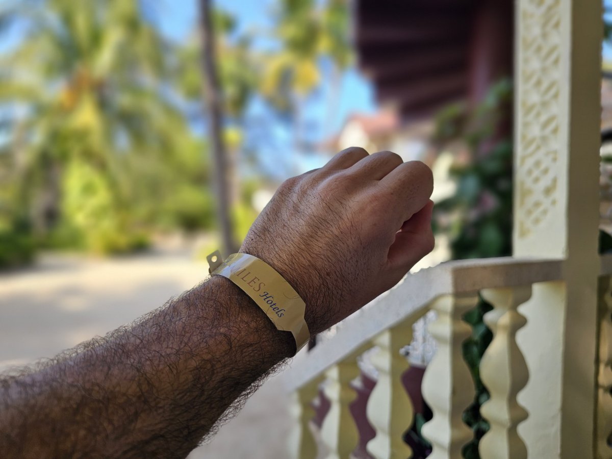 Plastový náramek na ruku