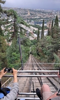 Pozemní lanovkou na kopec nad Tbilisi