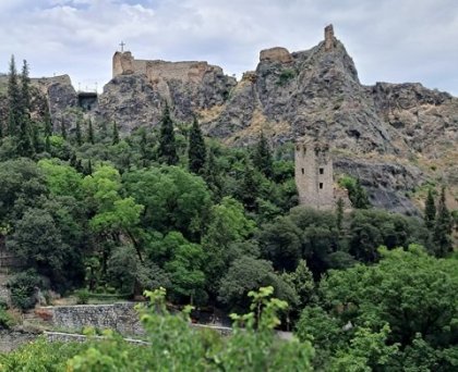 Skály a pevnost z rokle s botanickou zahradou 