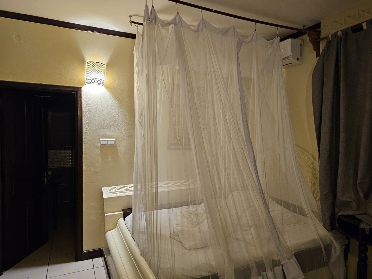 Moskytiéra nad postelí