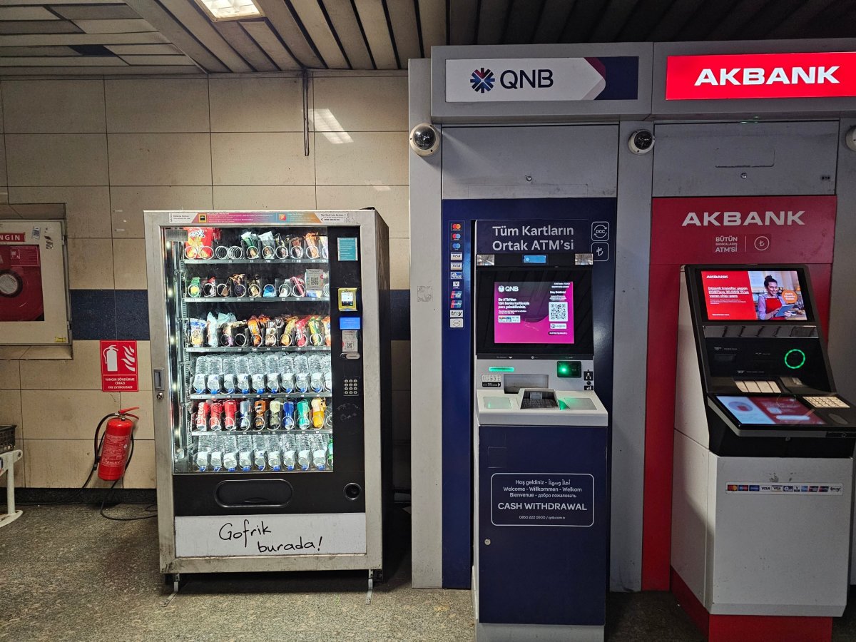Bankomaty a automaty s pitím a občerstvením ve stanicích metra