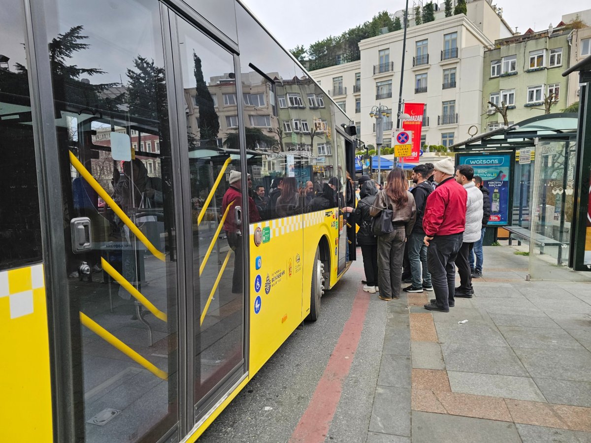 Nástup do autobusu pouze předními dveřmi
