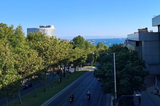 Pohled z lávky přes ulici na Bospor