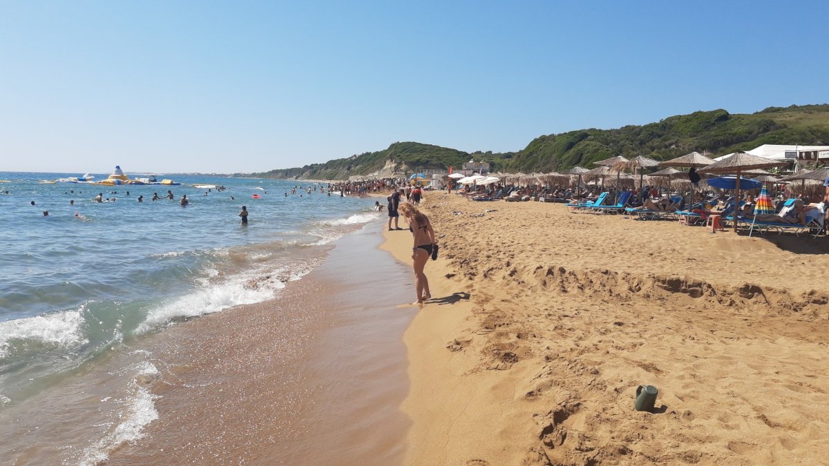 Přelidněná pláž Marathias