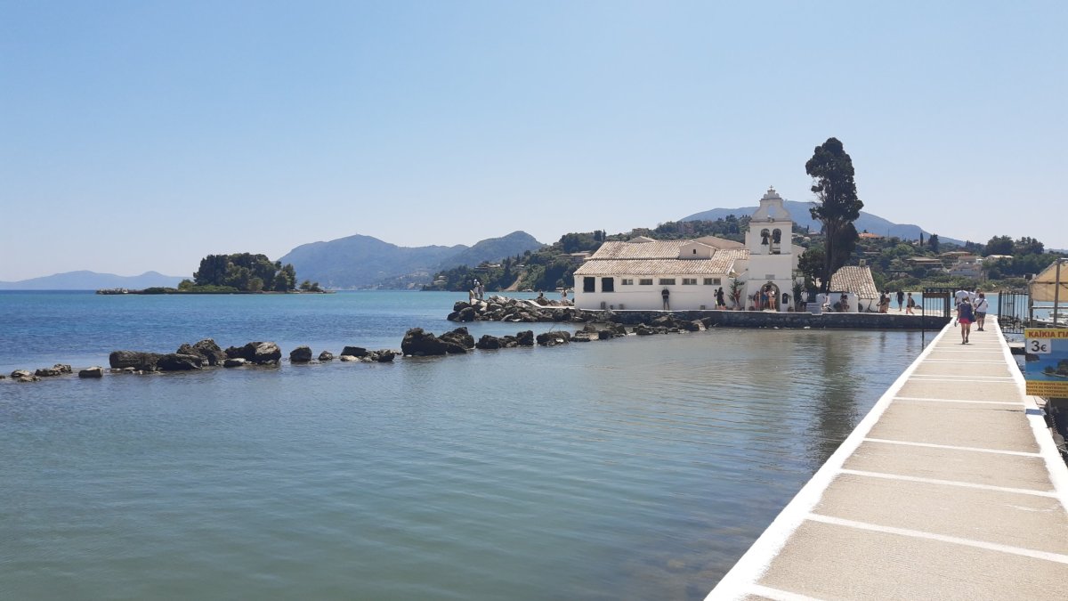 Klášter s ostrůvkem v pozadí