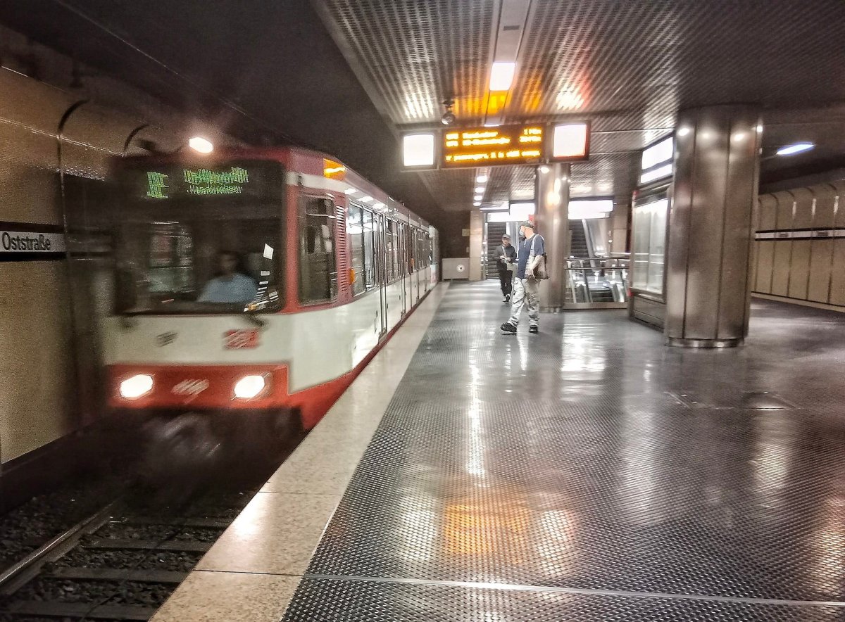 Tramvaj upravená pro provoz v podzemí v Duisburgu 