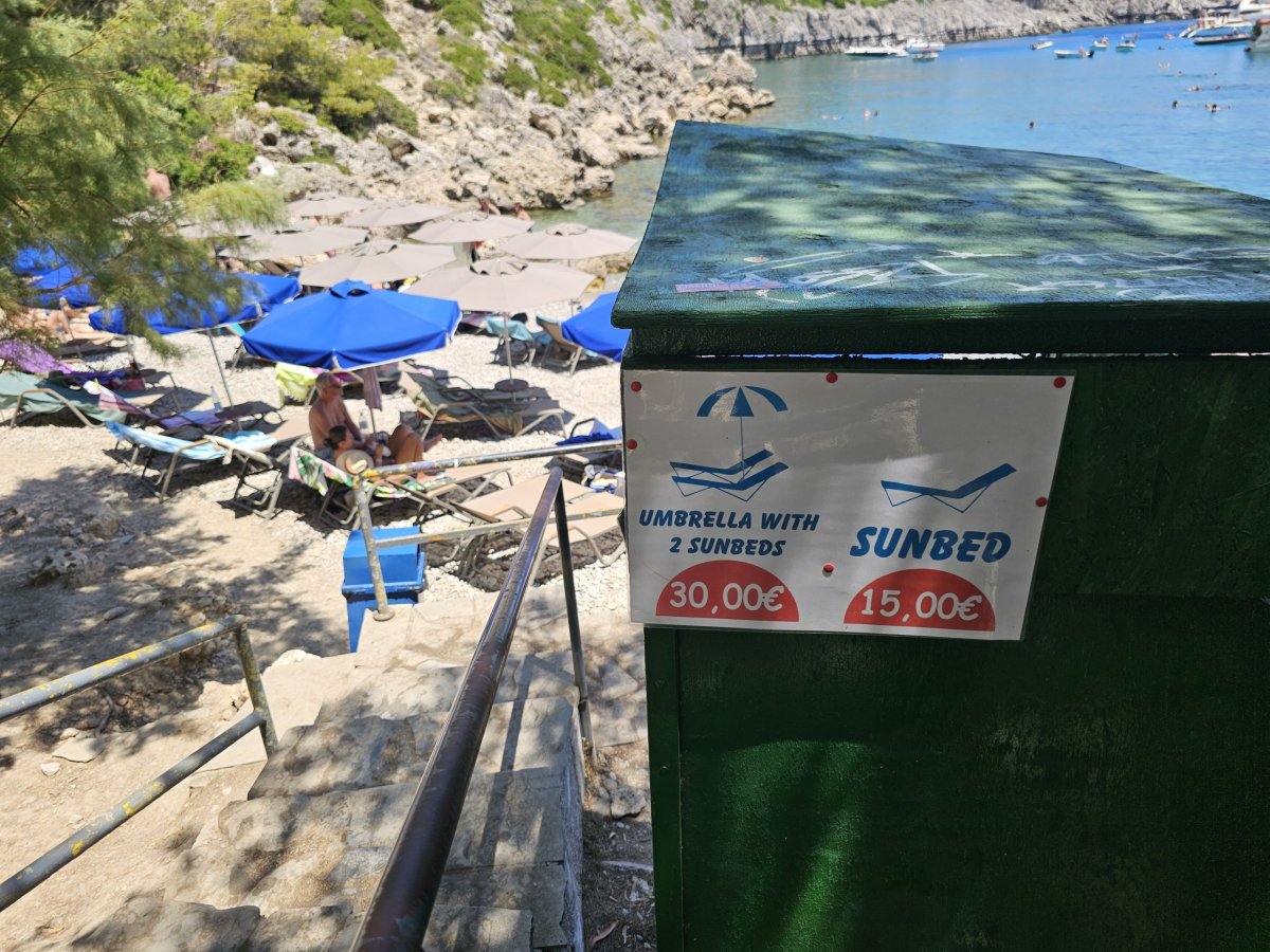 Ceny lehátek na pláži Anthony Quinn