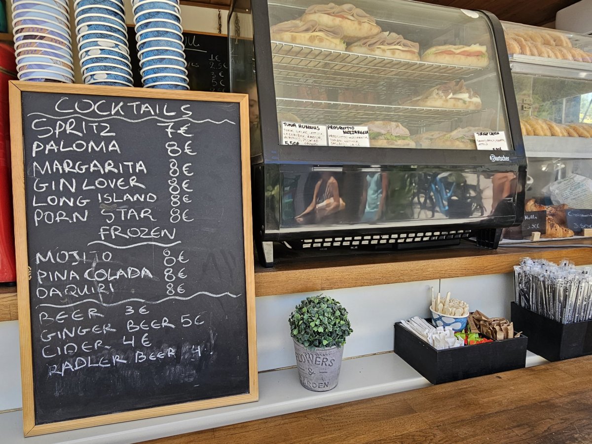 Ceny občerstvení u pláže Anthony Quinn