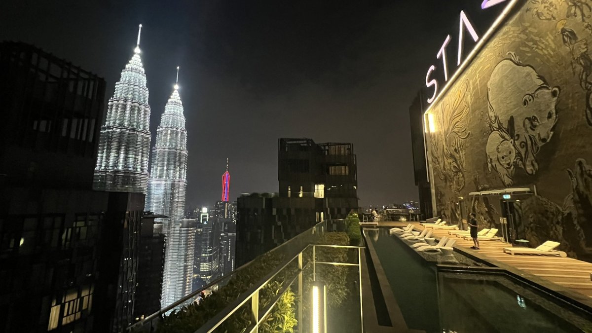 Výhled ze střešního bazénu