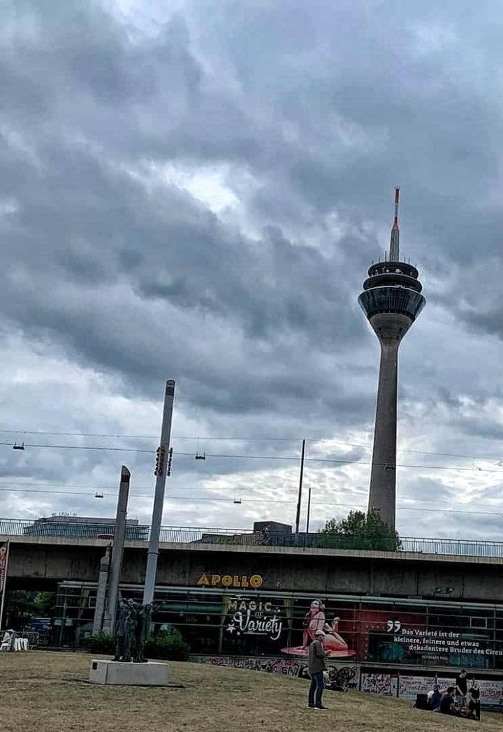 TV a rádiový vysílač Reithurm. 240 m vysoký,