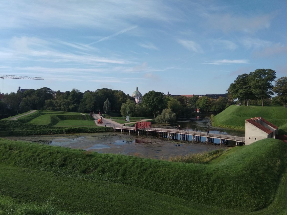 Jediná cesta, kterou se do pevnosti Kastellet dá dostat.