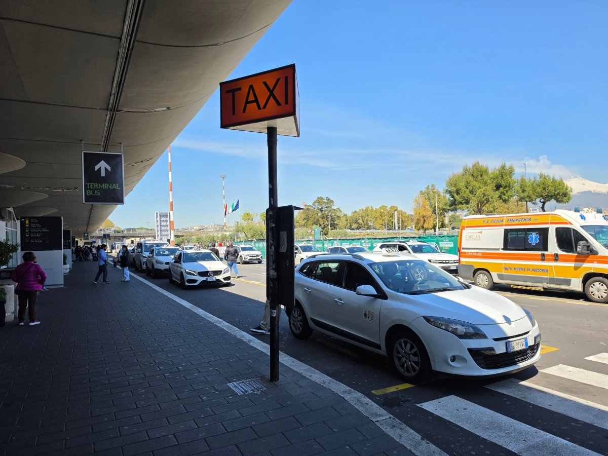 Stanoviště taxi před terminálem