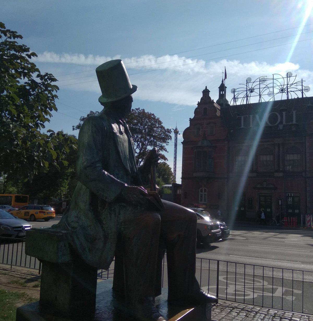 Asi by se chtěl taky projet na horské dráze, chudák.