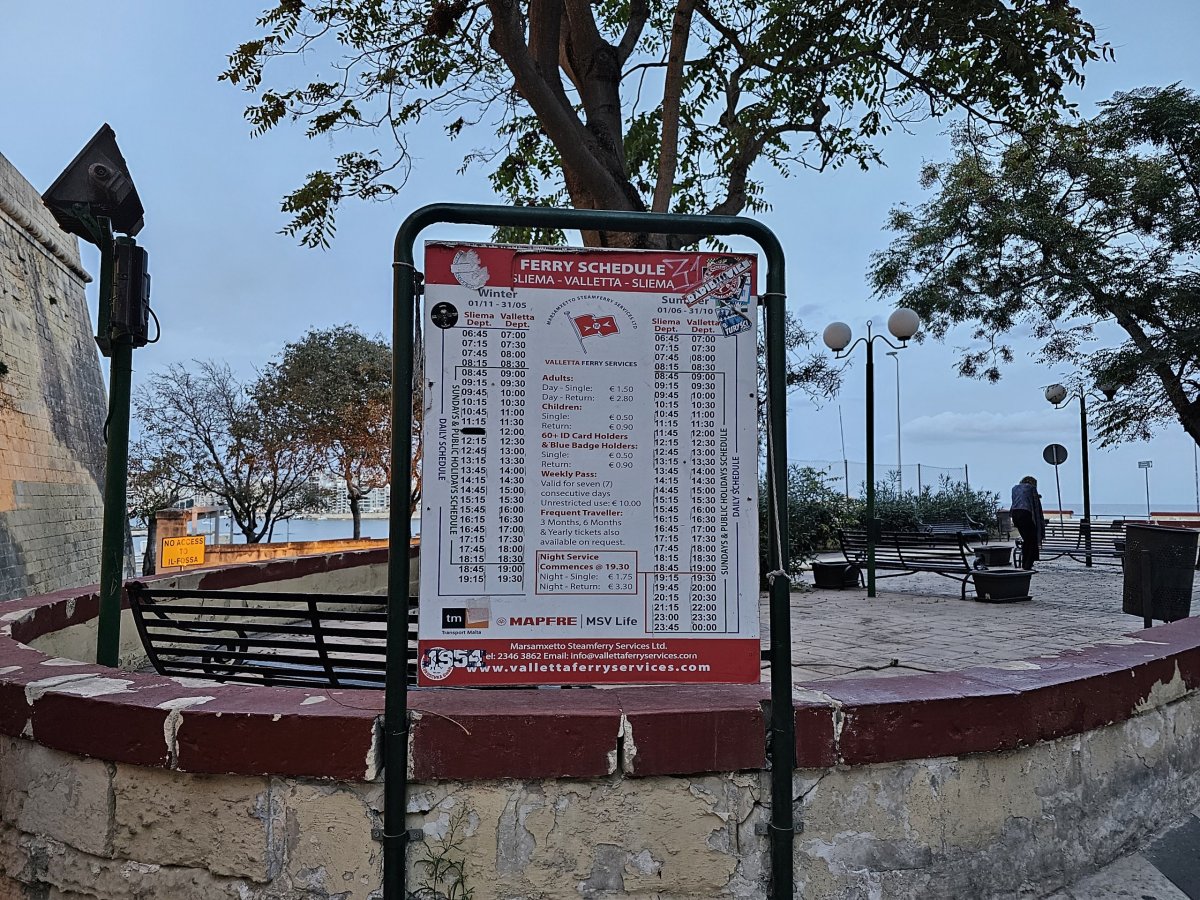 Informační tabule přívozu Valletta - Sliema