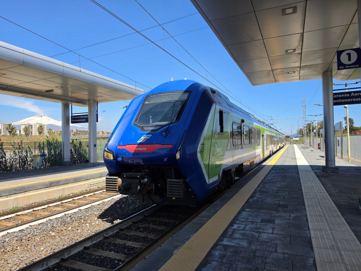 Vlak Trenitalia na stanici u letiště