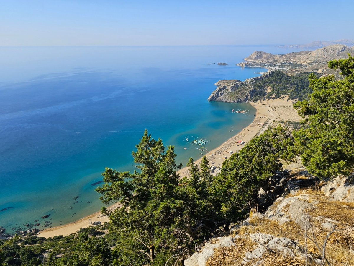 Výhled od kláštera Panny Marie na pláž Tsambika