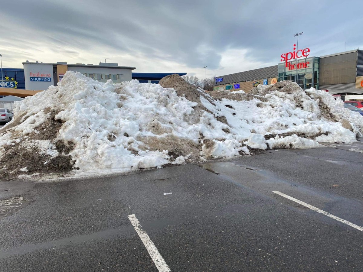 Na parkovišti u Spice bylo trochu sněhu :-)