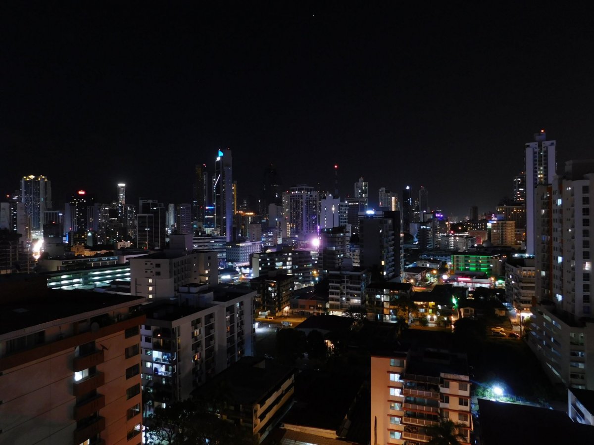 Ciudad de Panamá - noční pohled ze skybaru